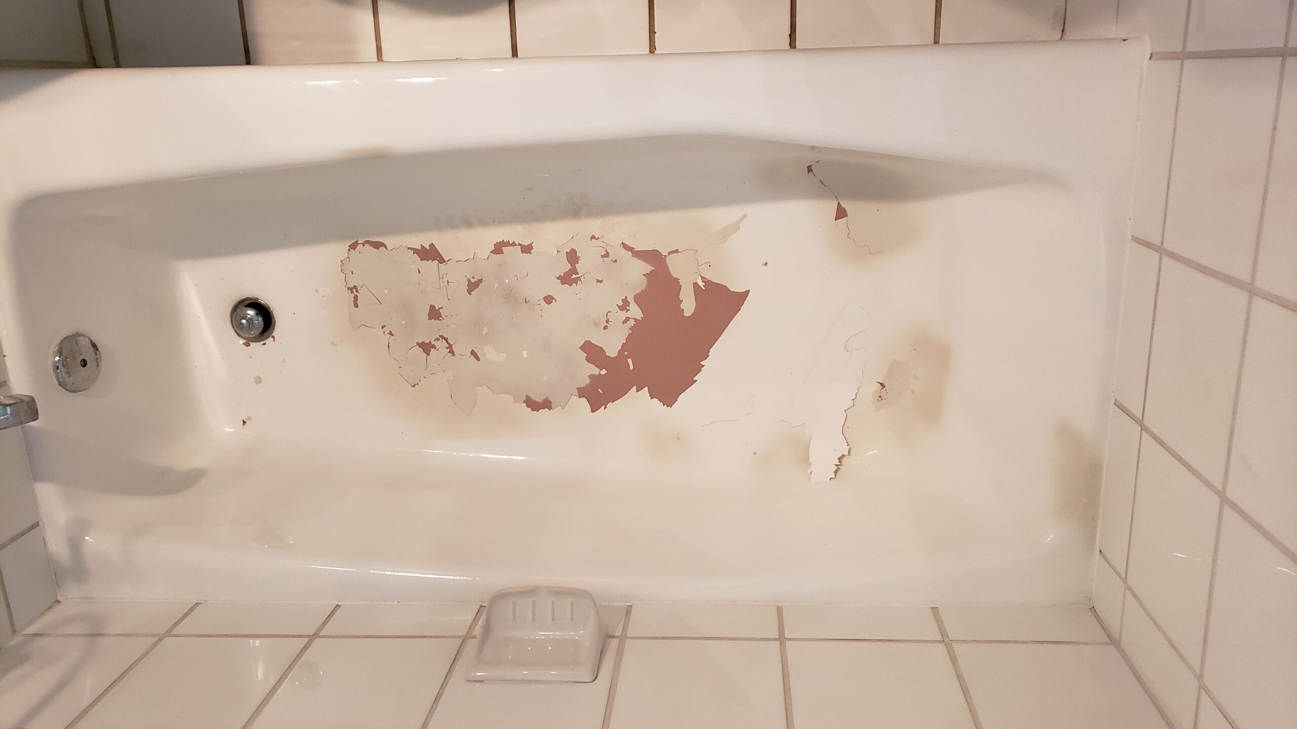 Peeling Bathtub in Riverside County peeling bathtub in Riverside County CA before refinishing