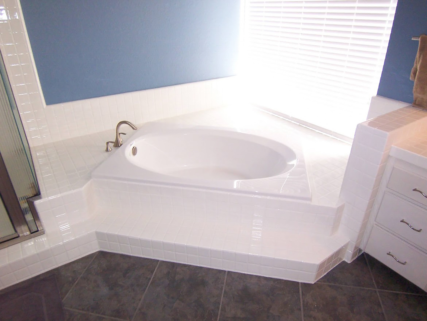 Updated bathroom surfaces refinished in Los Angeles, CA
