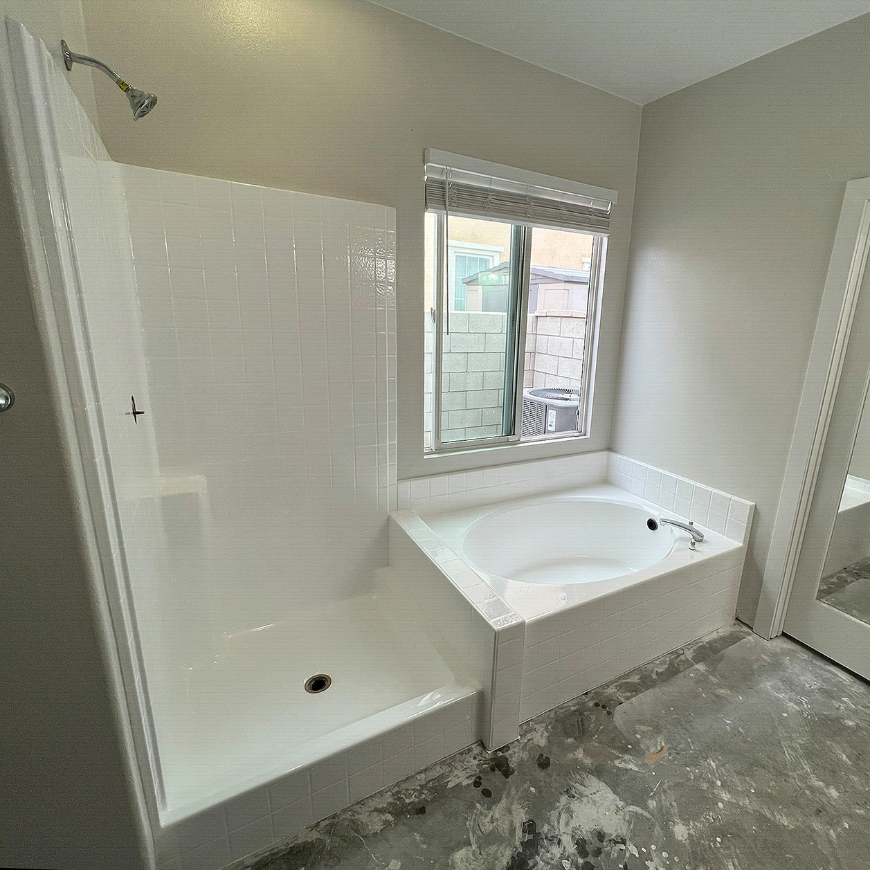 24hour Bath technician refinishing a bathtub in Santa Ana, CA